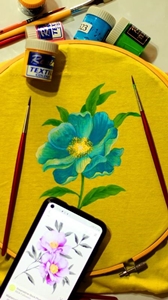 نقاشی گل روی تیشرت