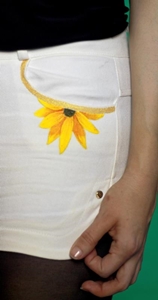نقاشی گل آفتابگردان روی شلوارک